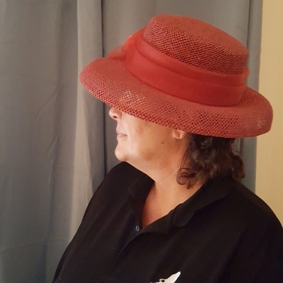 VINTAGE RED‎ STRAW HAT WITH RED FLORAL - Picture 3 of 7